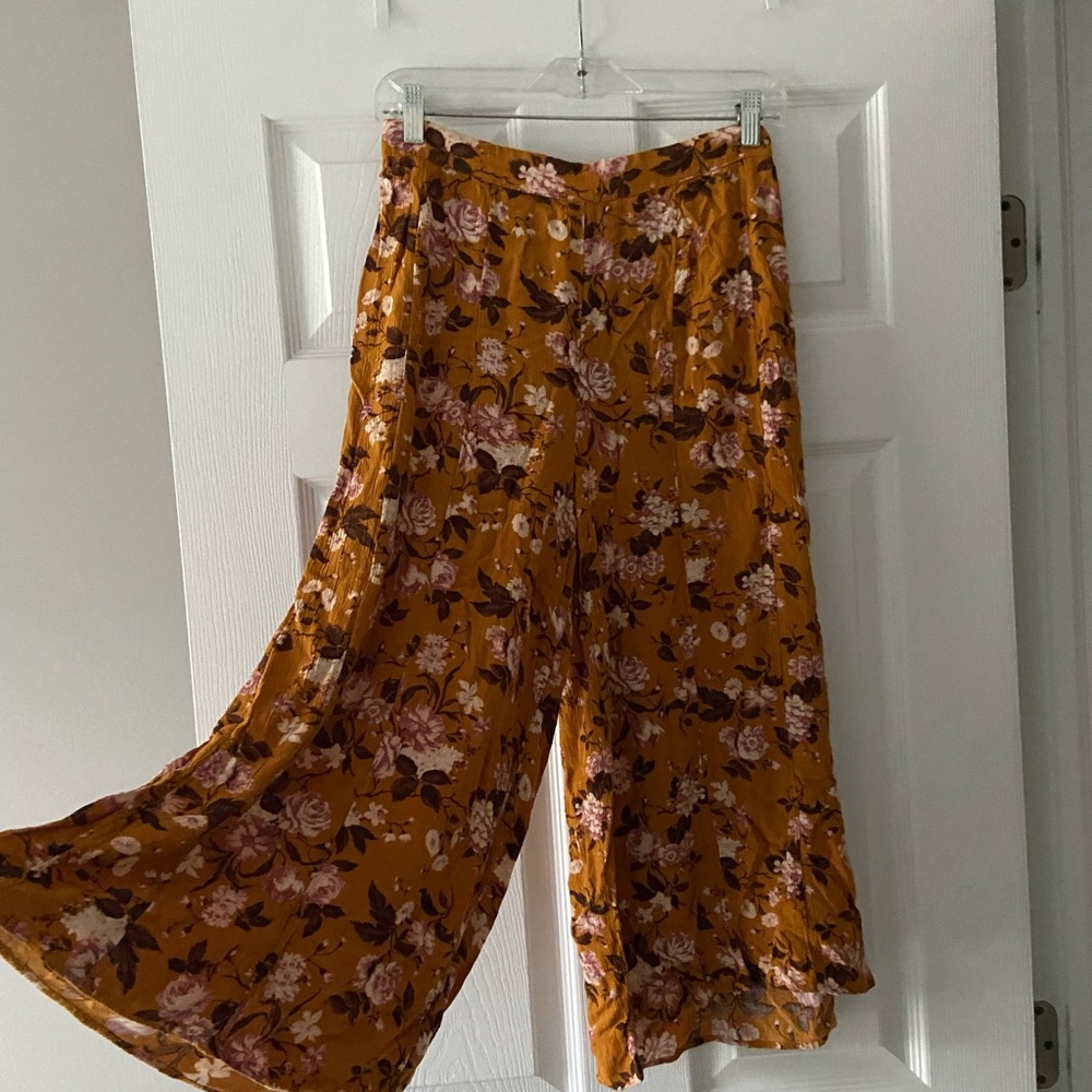 American Eagle women’s size medium floral gaucho capris pants